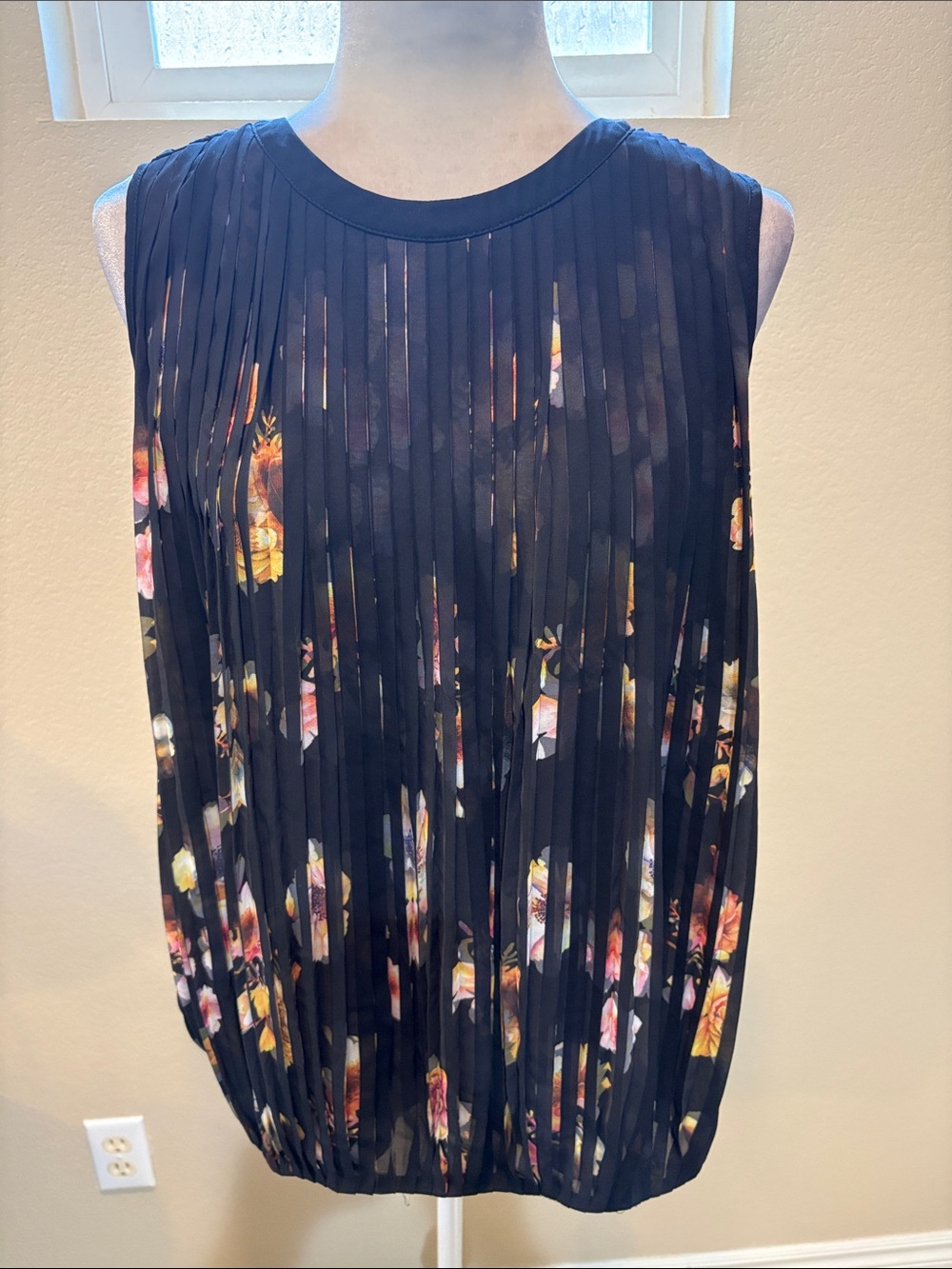 Daniel Rainn Black Pleated Sleeveless Floral Blouse